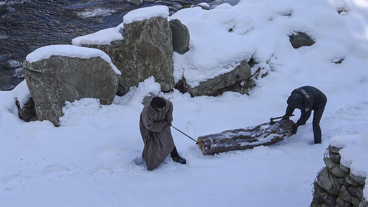 घाटी में बर्फबारी