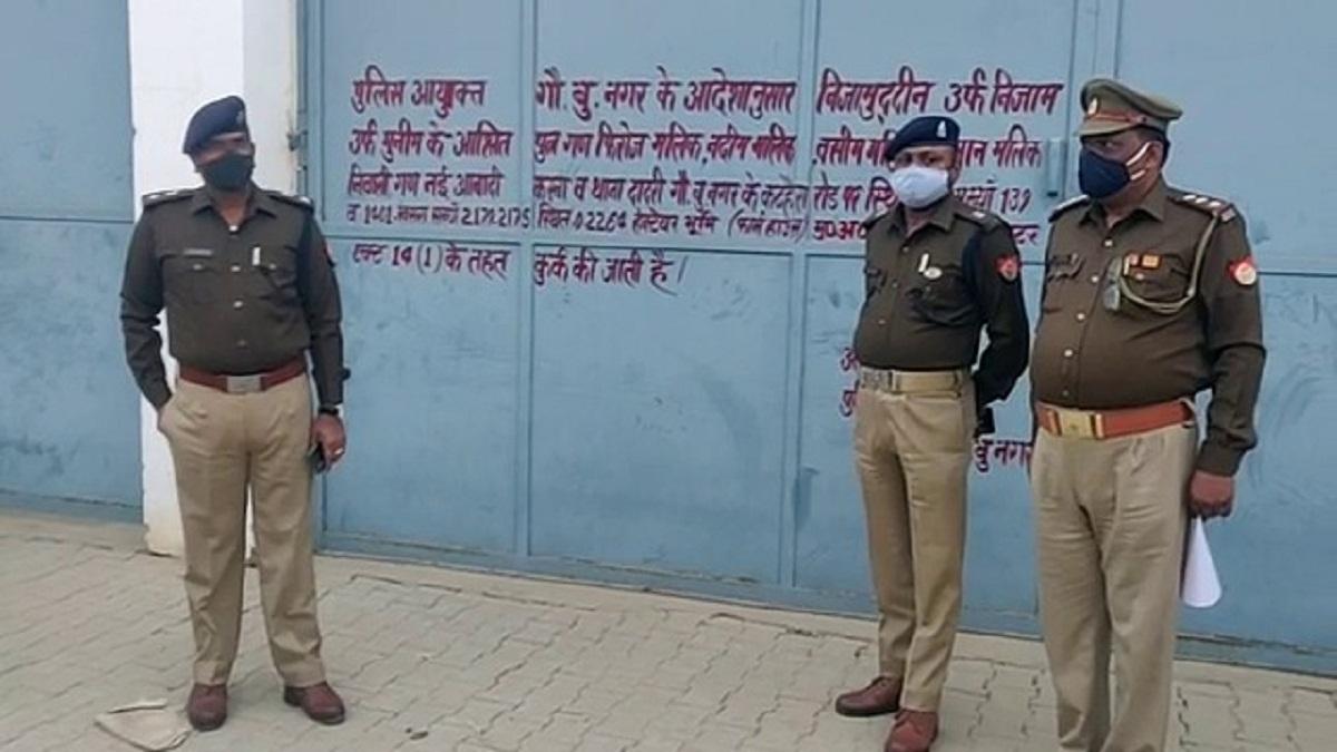 निजाम की संपत्ति कुर्क करती नोएडा पुलिस