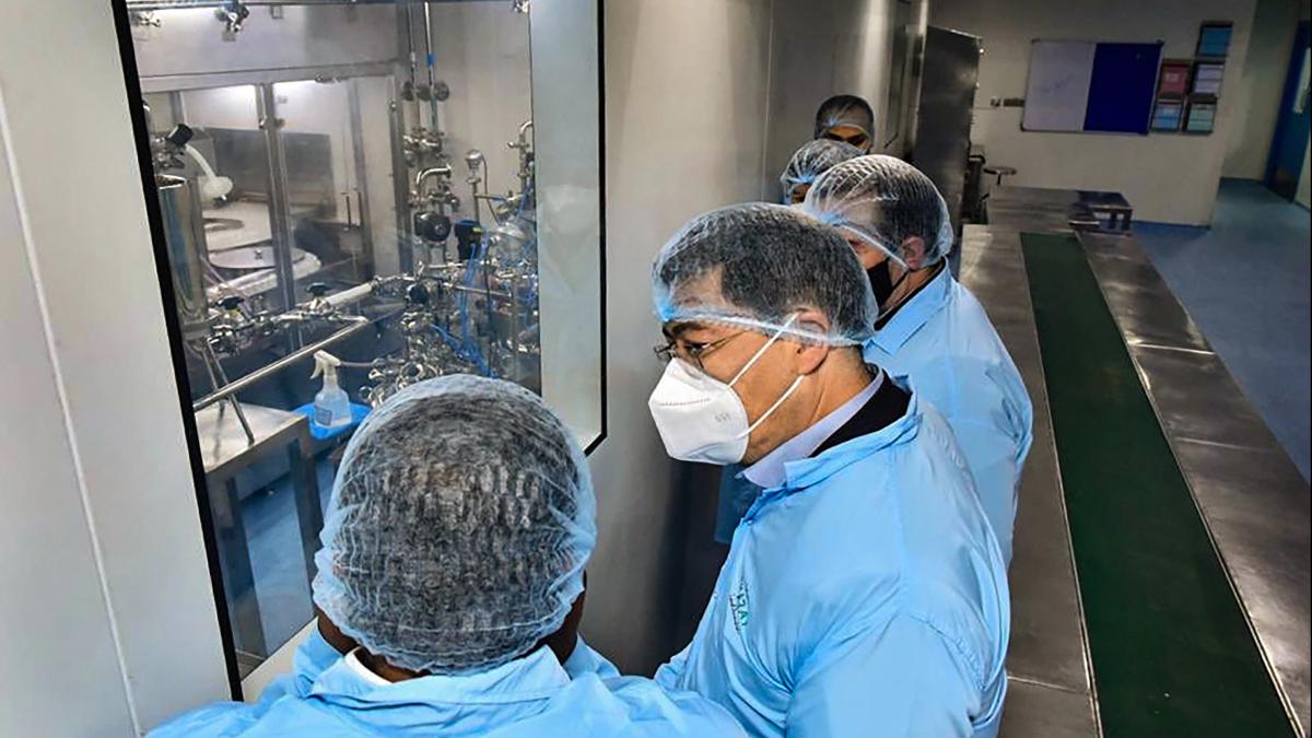 देश में जारी है वैक्सीन पर ट्रायल (PTI)