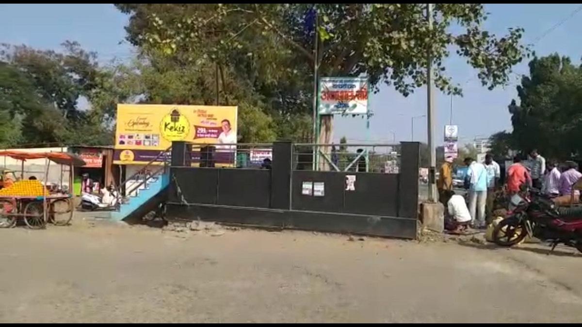 अंबाजोगाई शहर में किसी महापुरुष या नेता की मूर्ति नहीं