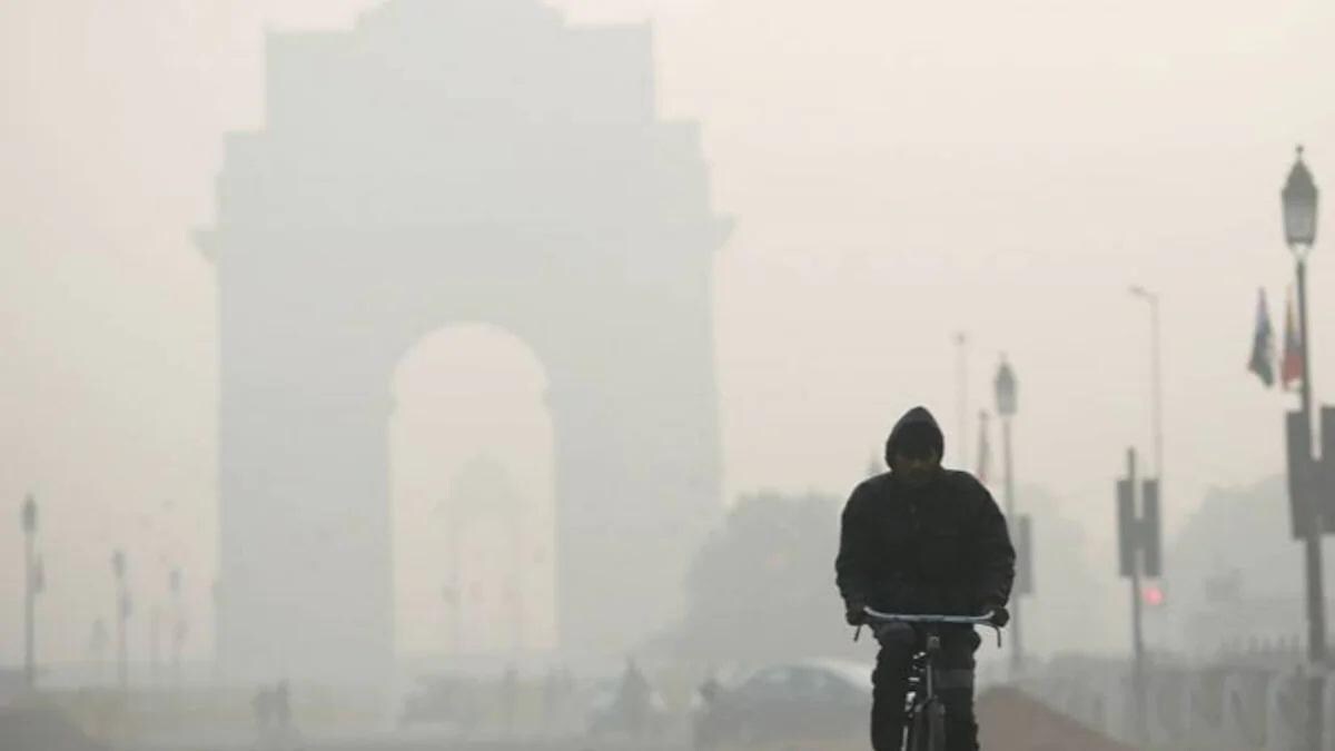 बर्फीली हवाओं से ठिठुरे दिल्लीवाले, मौसम विभाग की भविष्यवाणी राजधानी में पड़ेगी कड़ाके की ठंड़ - Icy winds sweep Delhi cold wave predicted for 2 days says IMD - AajTak