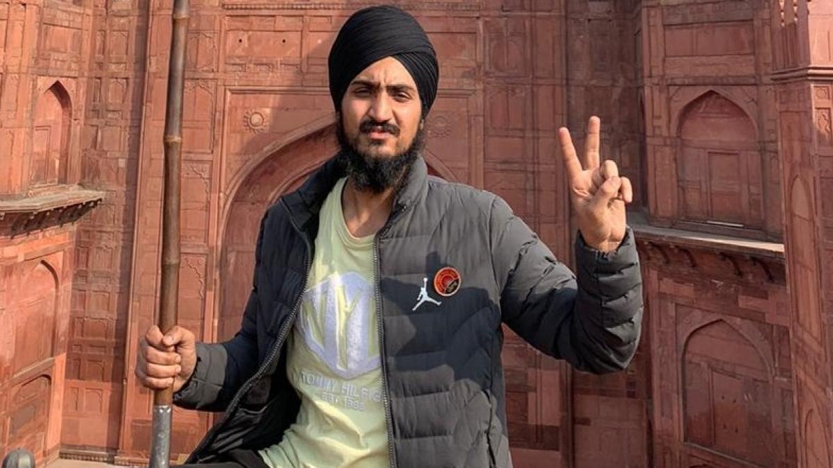 लाल किले पर झंडा फहराने वाले की पहचान जुगराज सिंह के रूप में हुई है