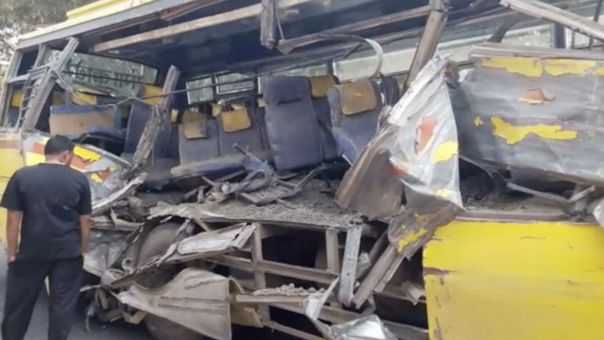 गर्म राख से भरा ट्रक बस पर गिरा पांच की मौत (फोटो आजतक)