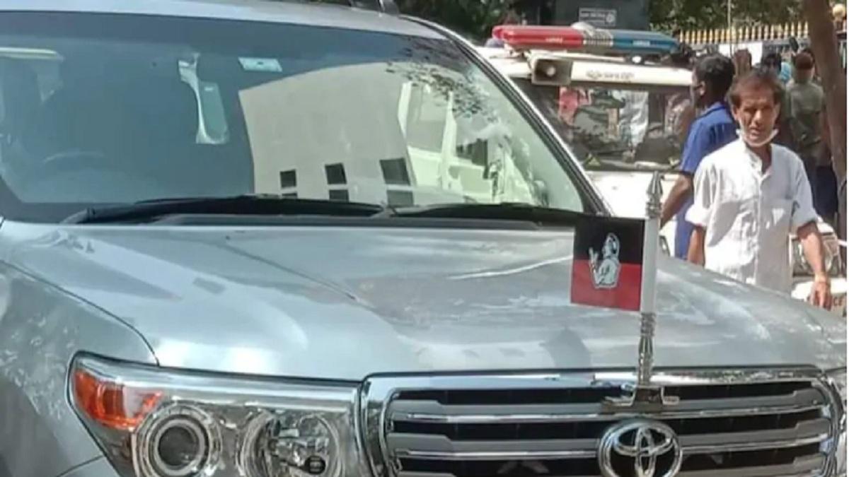 इसी गाड़ी में बैठकर शशिकला अस्पताल से लौटीं. (फोटो-आजतक )