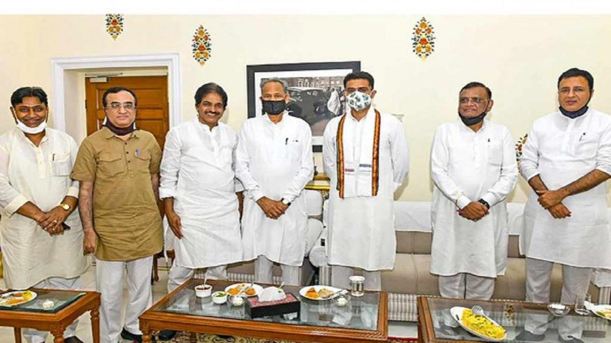 राजस्थान के मुख्यमंत्री अशोक गहलोत और अन्य कांग्रेसी नेता.(फाइल फोटो)
