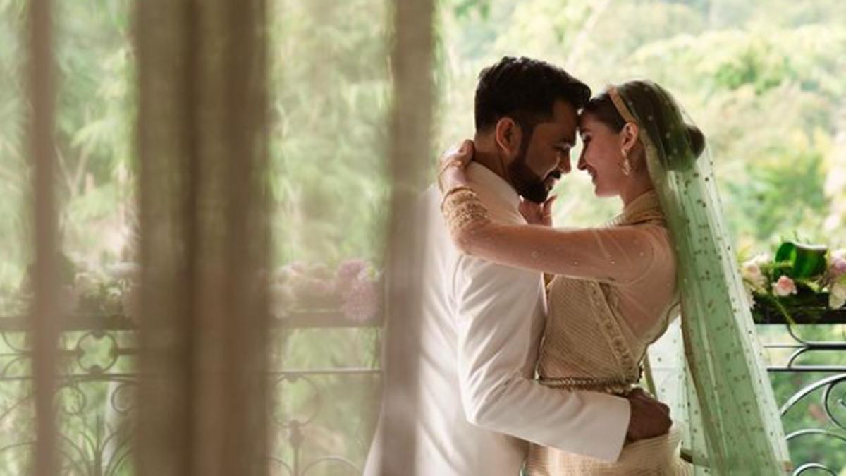 अली अब्बास जफर पत्नी के साथ 