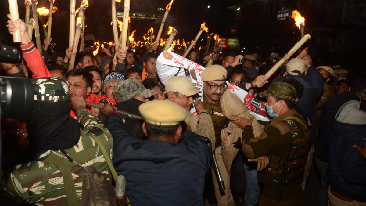 असम में प्रदर्शन करते ऑल असम स्टूडेंट्स यूनियन के सदस्य (फोटो-PTI)