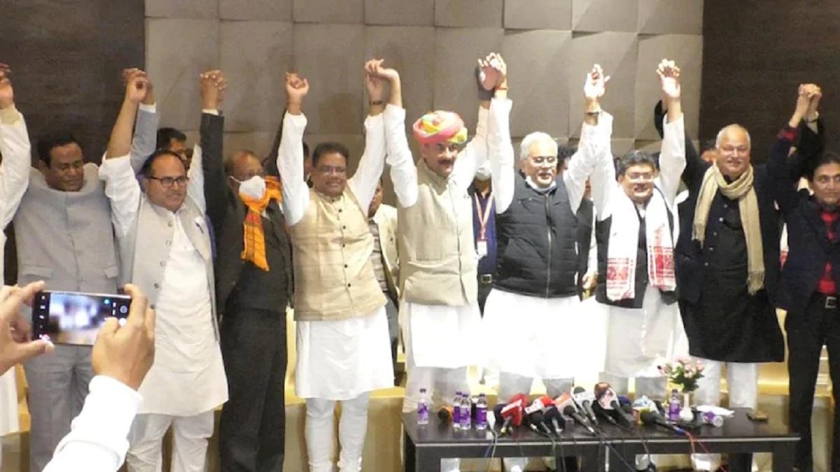 गुवाहाटी में नए महागठबंधन में शामिल हुए दलों के नेता.(फोटो-हेमंत नाथ/आजतक)