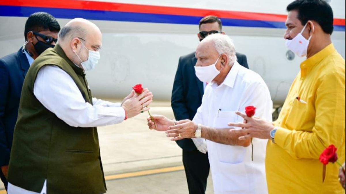 गृह मंत्री अमित शाह और कर्नाटक के सीएम बी एस येदियुरप्पा (फोटो-ट्विटर)