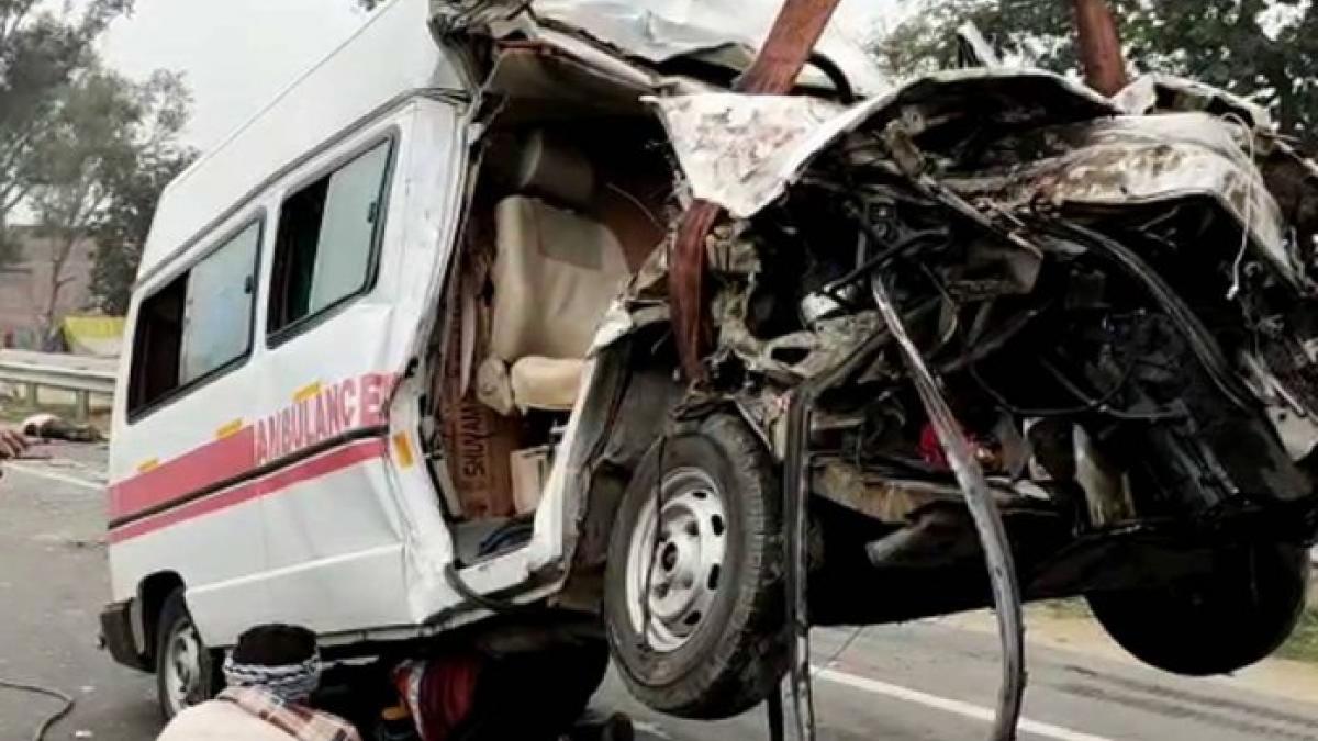 खड़े ट्रक में टकराई एंबुलेंस