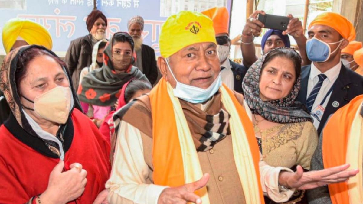 बिहार के मुख्यमंत्री नीतीश कुमार ने लाल किले पर धार्मिक झंडा फहराने की घटना को बताया गलत (फोटो- पीटीआई)