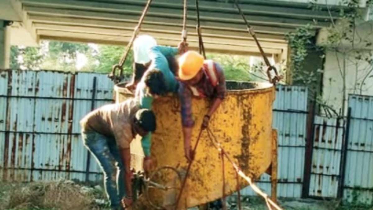 क्रेन की मदद से बच्चे को निकाला जा सका (फोटो-सौरभ)