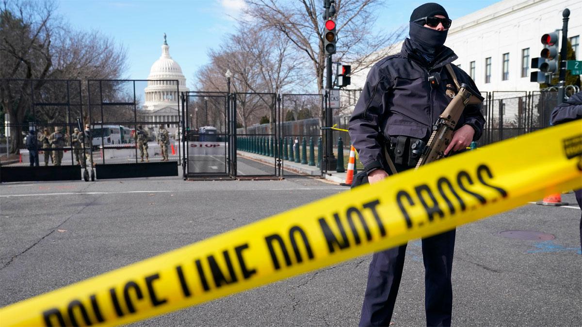 कैपिटल बिल्डिंग के आसपास सुरक्षा बंदोबस्त कड़े (फोटो-AP)