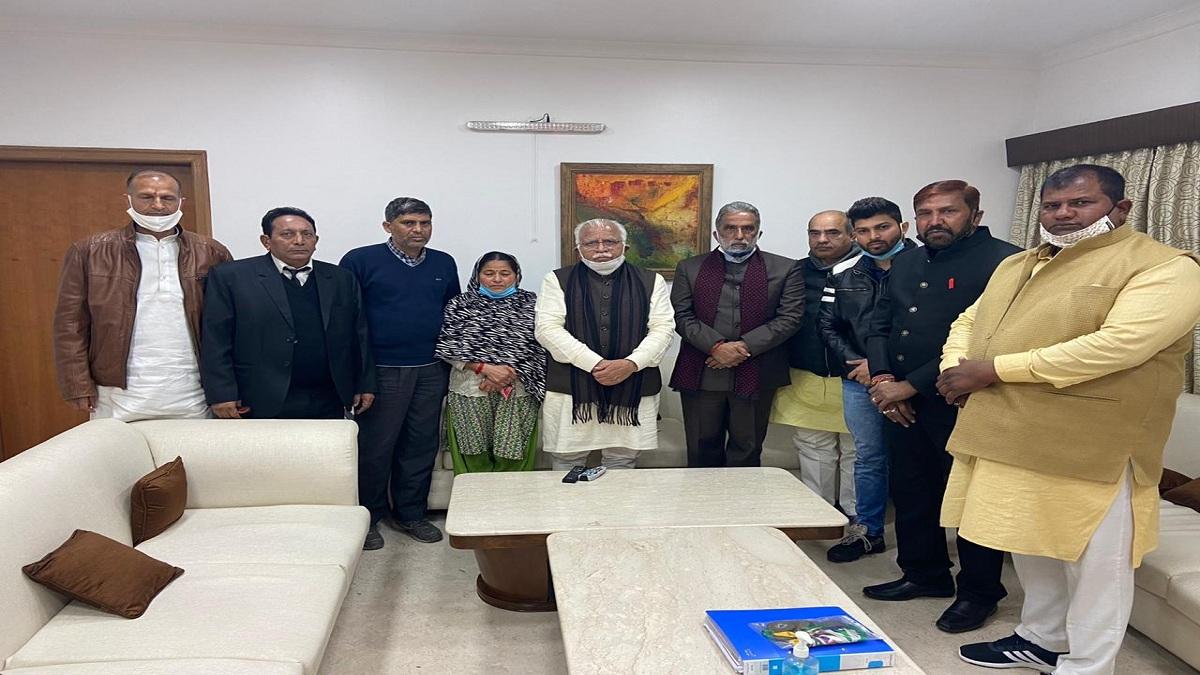 सीएम खट्टर के साथ निकिता के परिजन. (फोटो-आजतक)