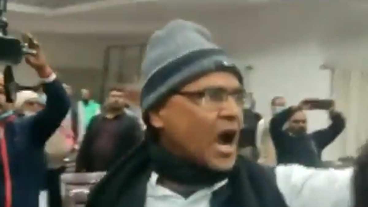 पटना में कांग्रेस पार्टी में बैठक के दैरान नेताओं ने किया हंगामा (वीडियो ग्रैब)