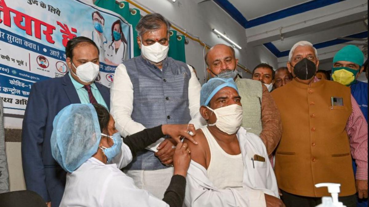 एमपी के जबलपुर में टीकाकरण अभियान चल रहा है (फोटो-पीटीआई)