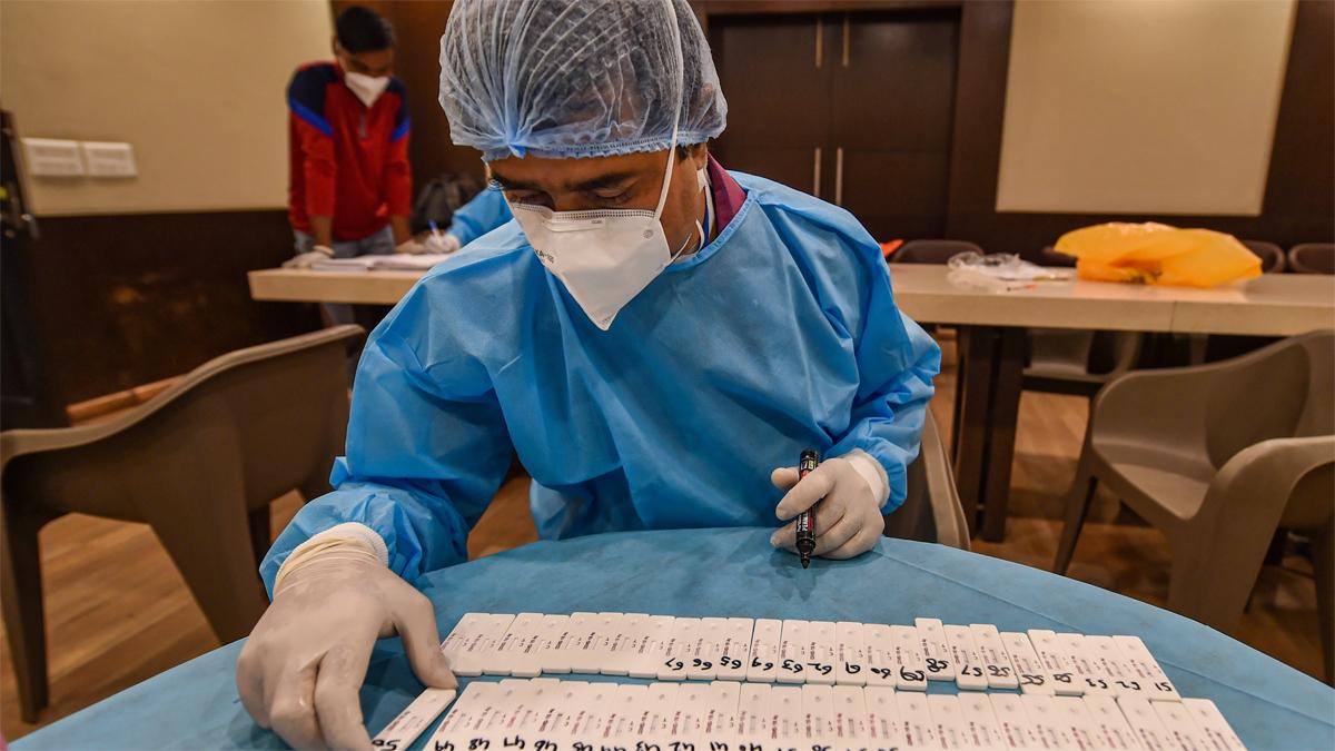 ब्रिटेन से लौटे तीन यात्री पॉजिटिव मिले (फाइल फोटो-PTI)