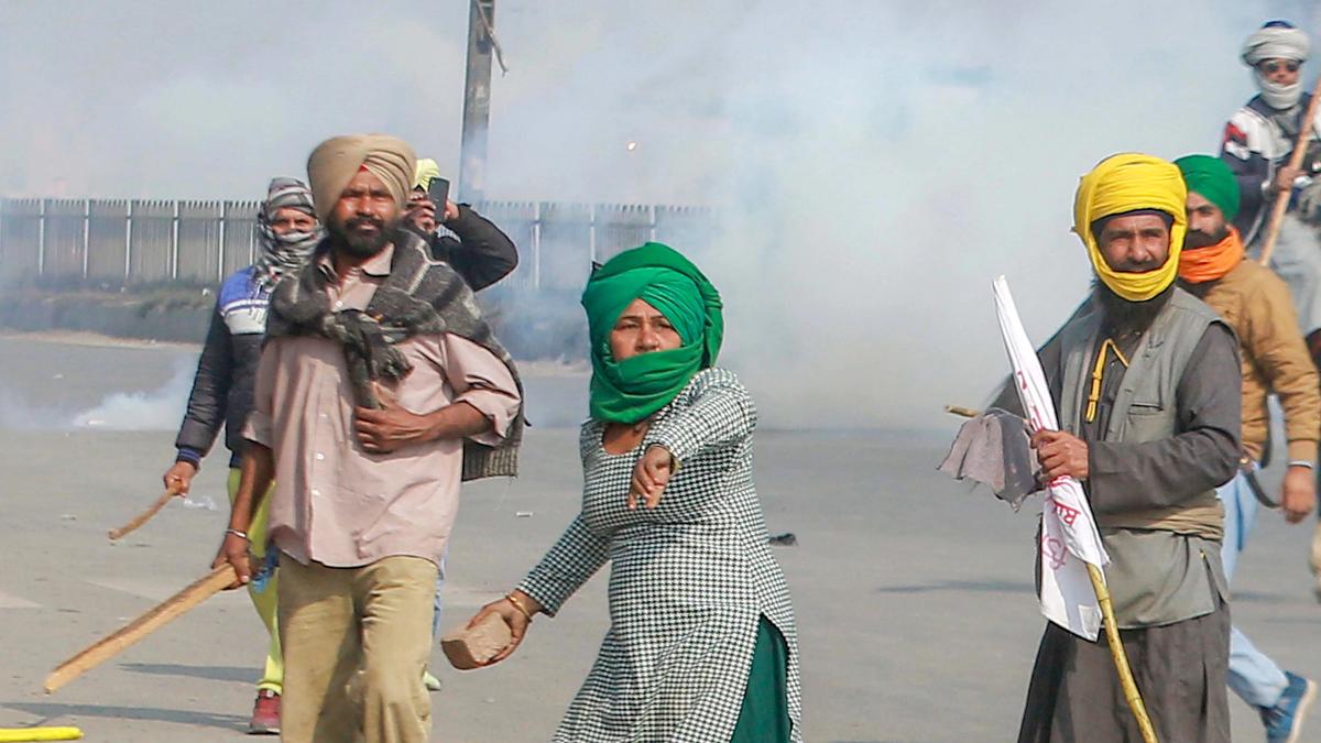 ट्रैक्टर मार्च के दौरान दिल्ली में जगह-जगह हिंसा हुई (फोटो-PTI)