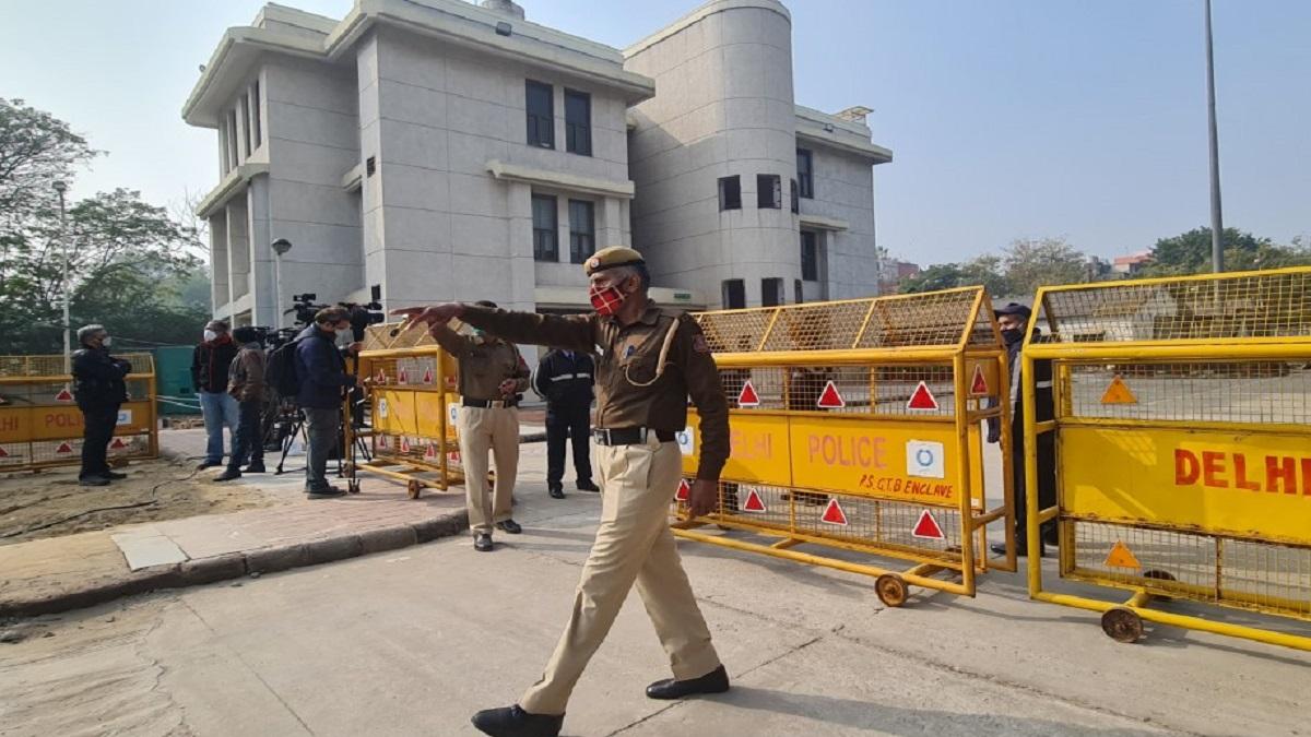 सुरक्षा के मद्देनजर दिल्ली पुलिस की तैनाती की गई है 