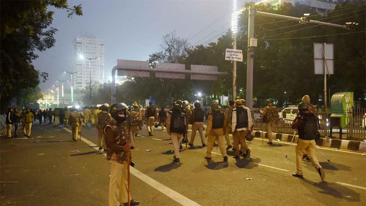 हालात सामान्य बनाने की कोशिश में दिल्ली पुलिस (फोटो-PTI)