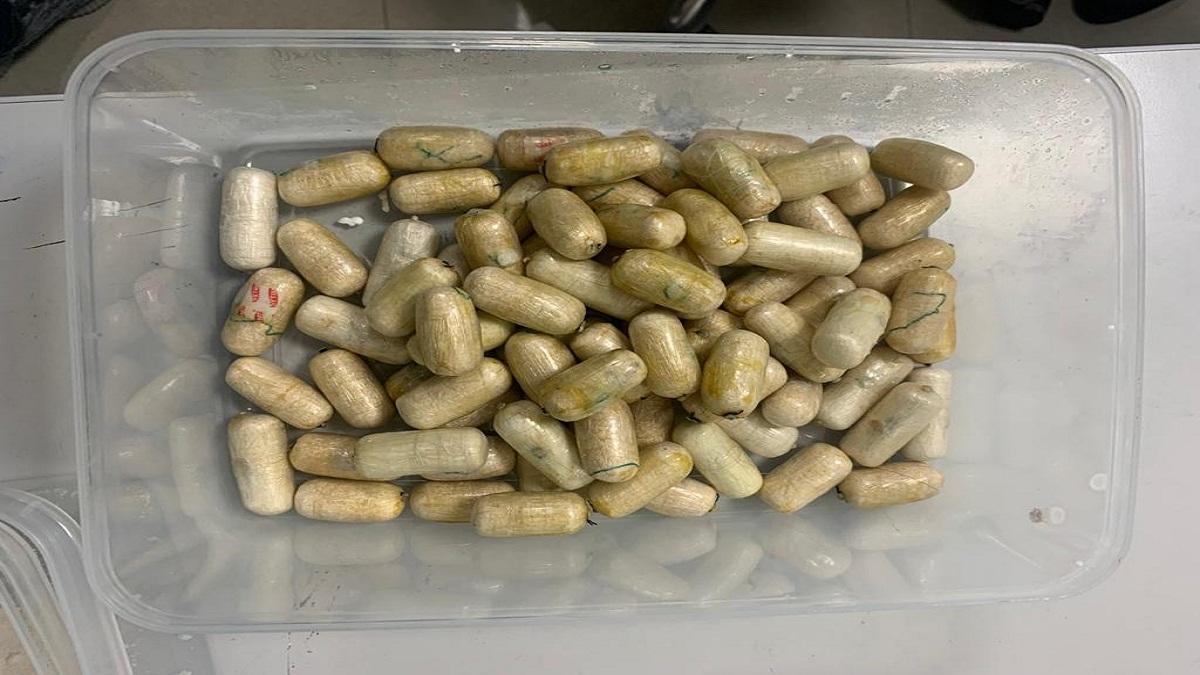 एयरपोर्ट पर जब्त किए गए ड्रग्स के कैप्सूल