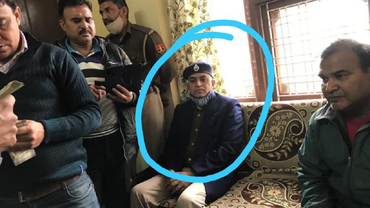 एसीबी की टीम ने आरोपी पुलिस अफसर और कांस्टेबल को गिरफ्तार किया है