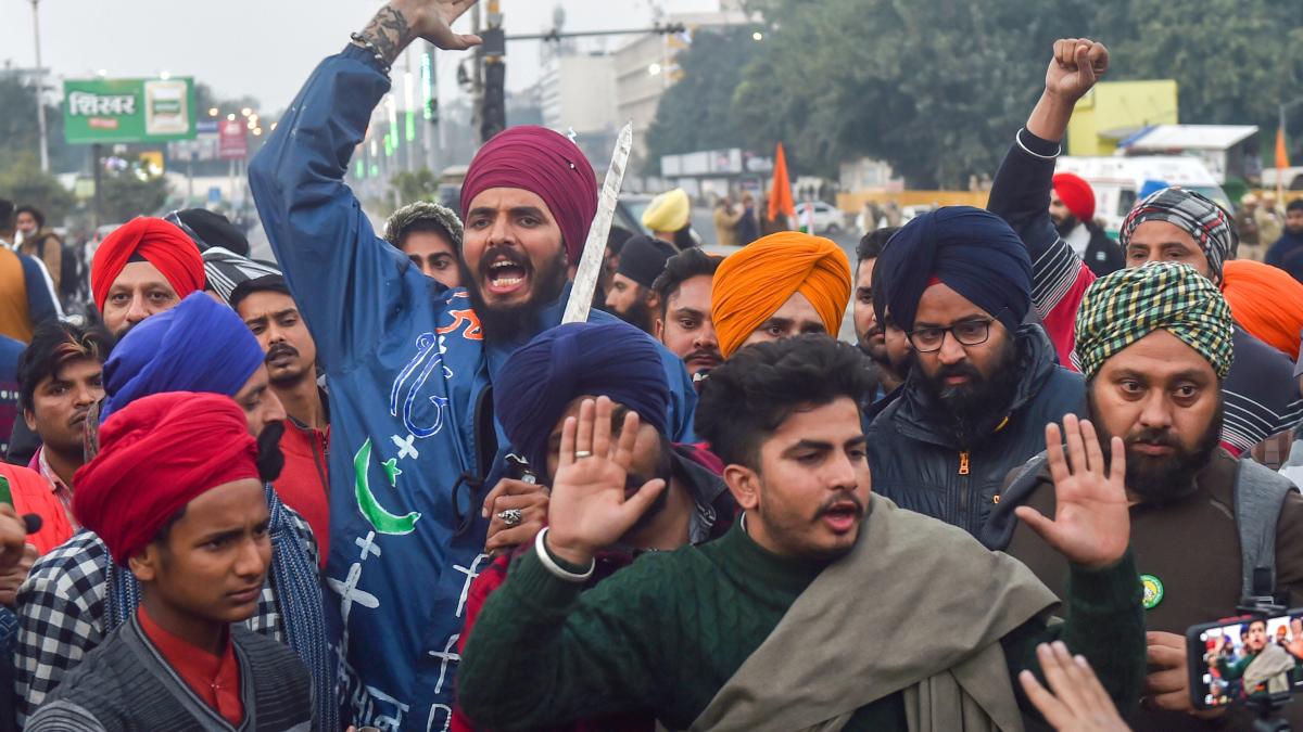 ट्रैक्टर परेड के बीच दिल्ली की सड़कों पर उत्पात (पीटीआई)