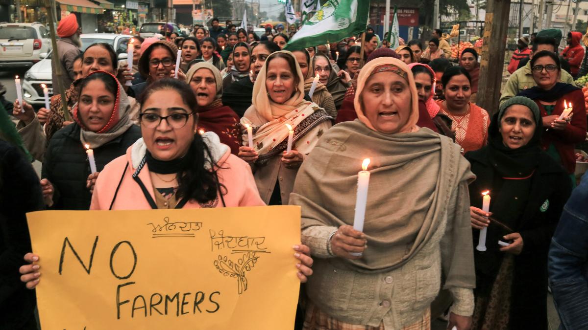 किसानों के समर्थन में भठिंडा में प्रदर्शन करती महिलाएं 