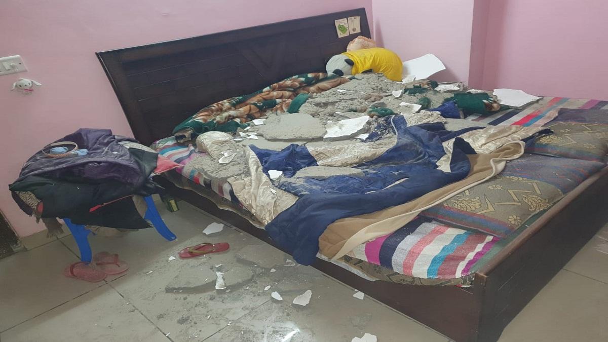ग्रेटर नोएडा में एक फ्लैट की छत गिरी 