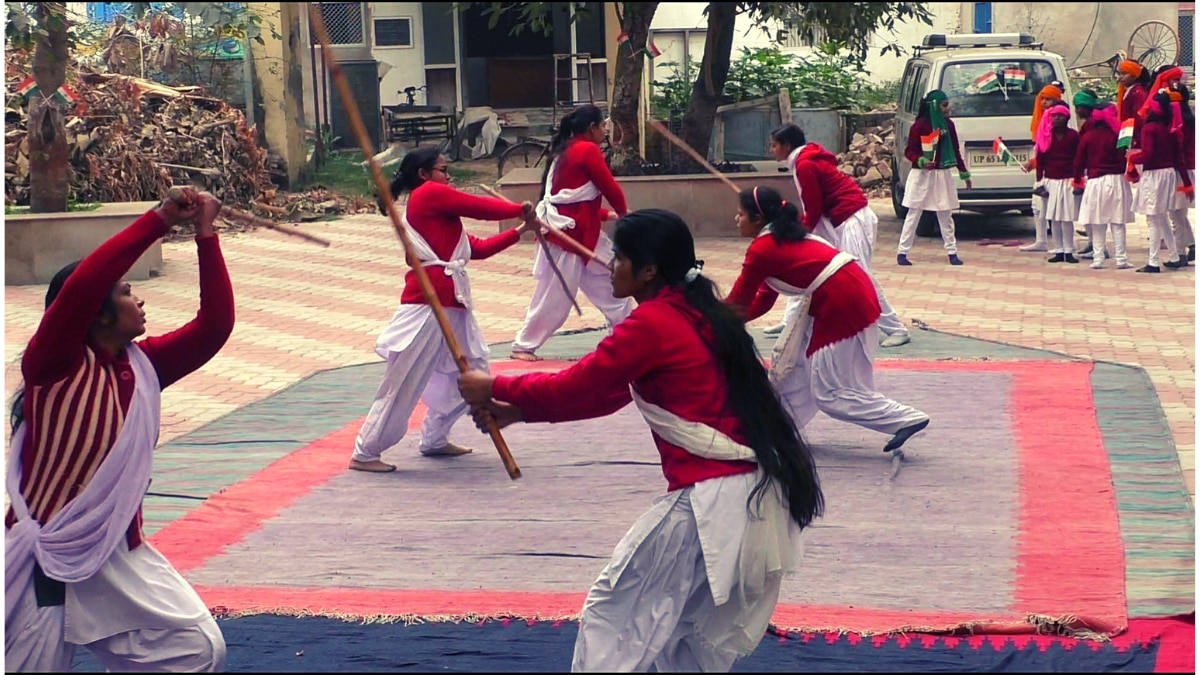 यहां वेद पाठ से लेकर लाठी डंडे चलाने की शिक्षा दी जाती है 