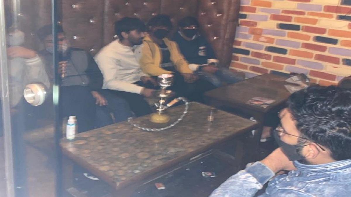 दिल्ली में अवैध तरीके से चलाया जा रहे हुक्का बार