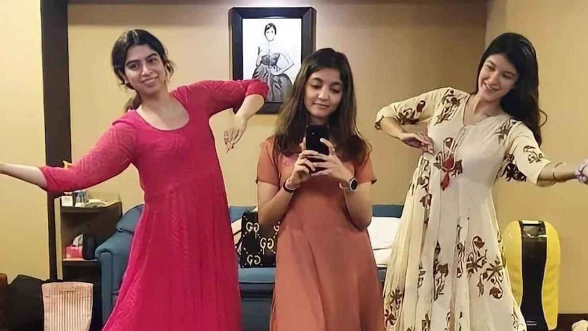 खुशी और शनाया की वायरल तस्वीर