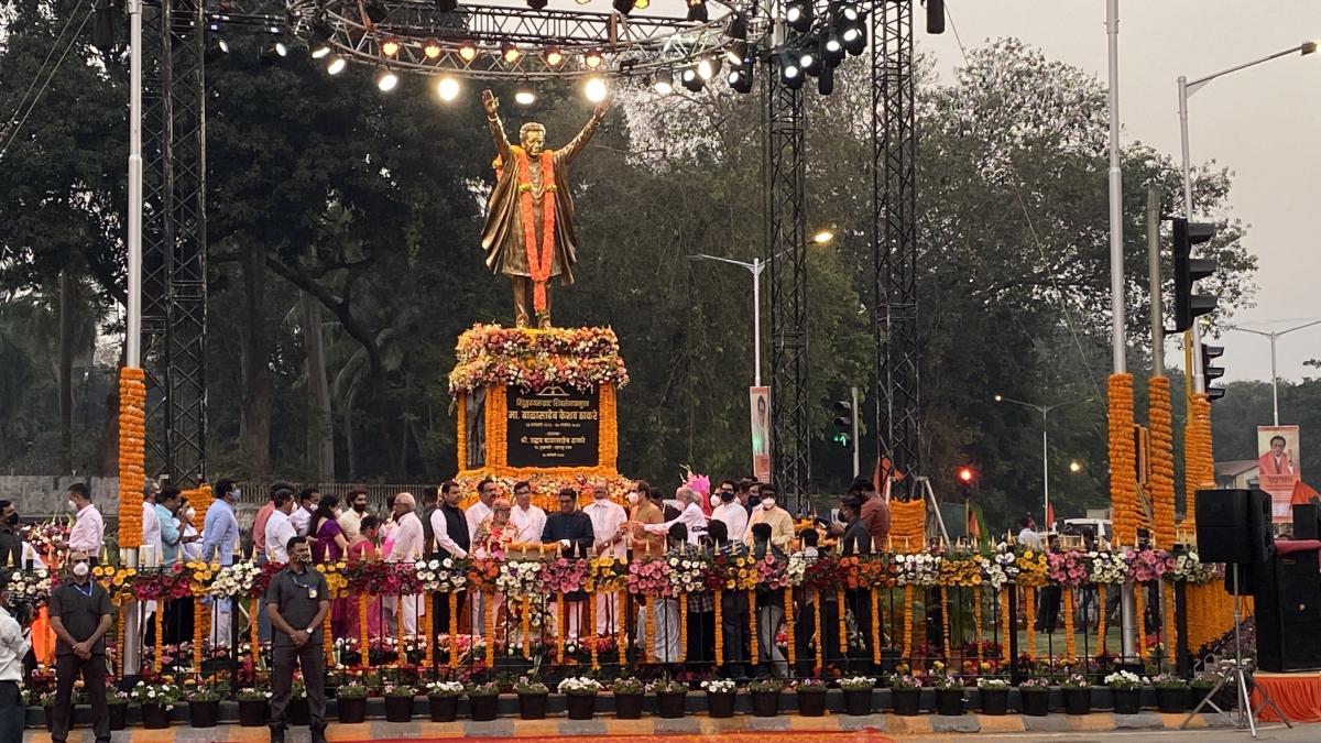बाला साहेब की इस प्रतिमा का सीएम उद्धव ठाकरे ने आज शाम किया अनावरण (फोटो राजेश रेवनकर)