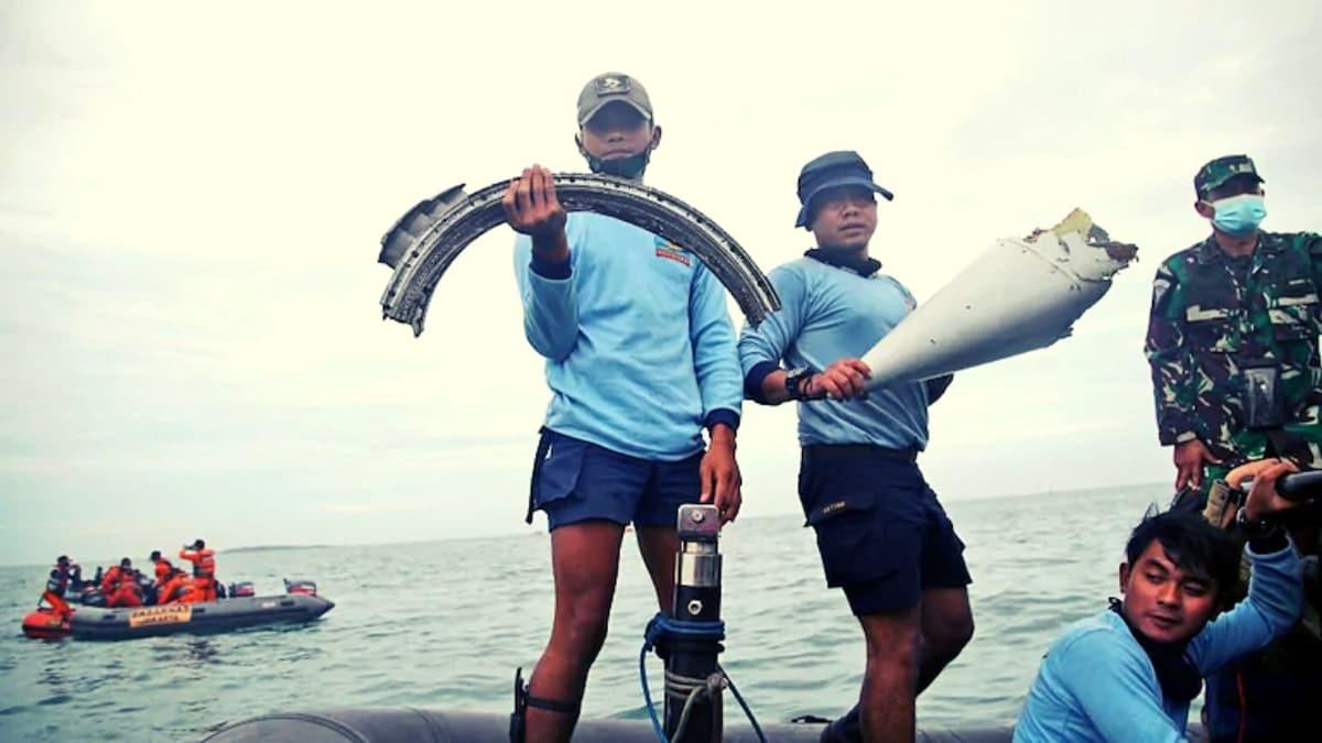 शनिवार के दिन क्रैश हुए इंडोनेशियाई प्लेन और यात्रियों के अवशेषों की तलाश जारी है.