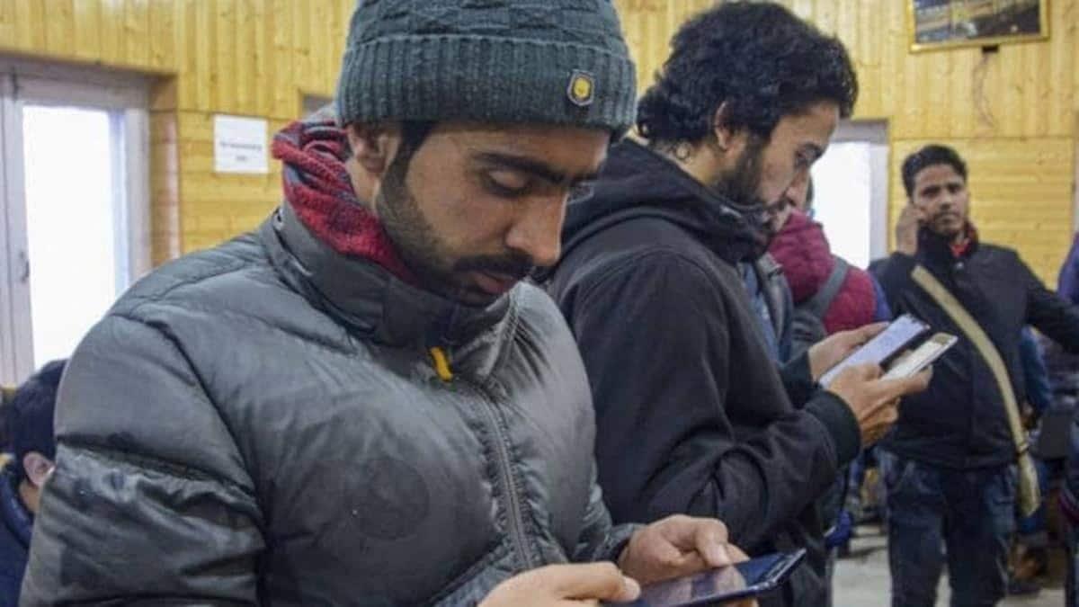 कश्मीर में मोबाइल इंटरनेट सेवा अस्थाई रूप से बंद कर दी गई है.(प्रतीकात्म फोटो)