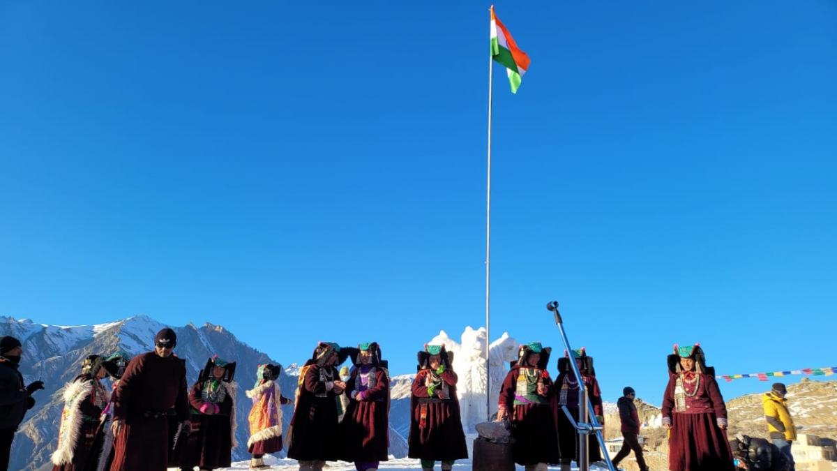 लद्दाख के सांसद ने फहराया तिरंगा