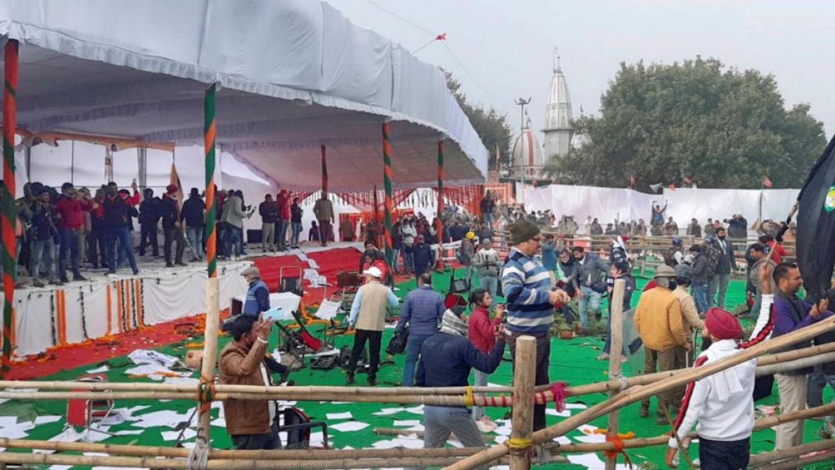 प्रदर्शनकारी किसानों ने सीएम के मंच पर भी तोड़ फोड़ की (फोटो- पीटीआई)