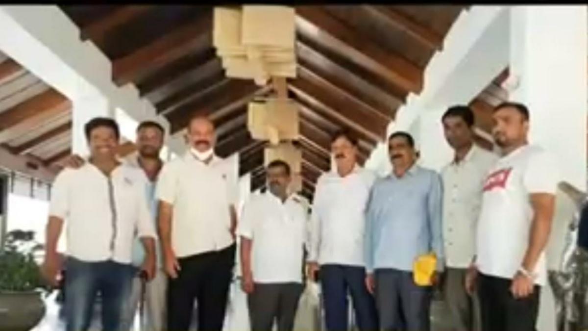 कर्नाटक में विधायकों और मंत्रियों की रिसॉर्ट में बैठक 