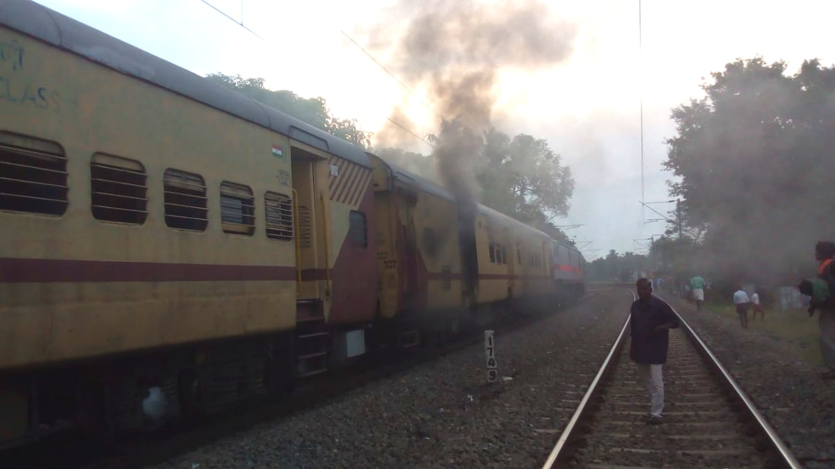 केरल से गुजर रही मालाबार ट्रेन में आग लग गई