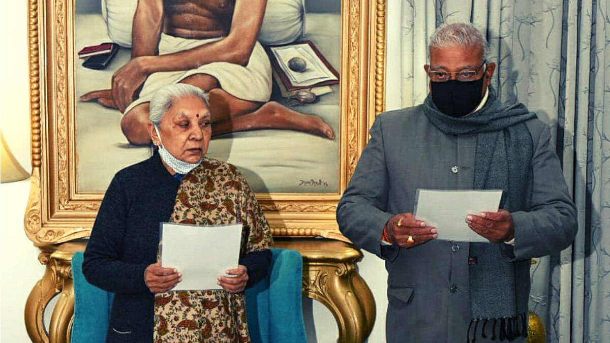 राज्यपाल आनंदीबेन, कुंवर मानवेंद्र को शपथ दिलाते हुए