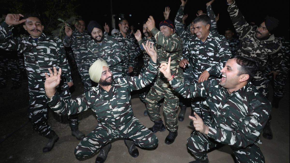 लोहड़ी का जश्न मनाते जवान