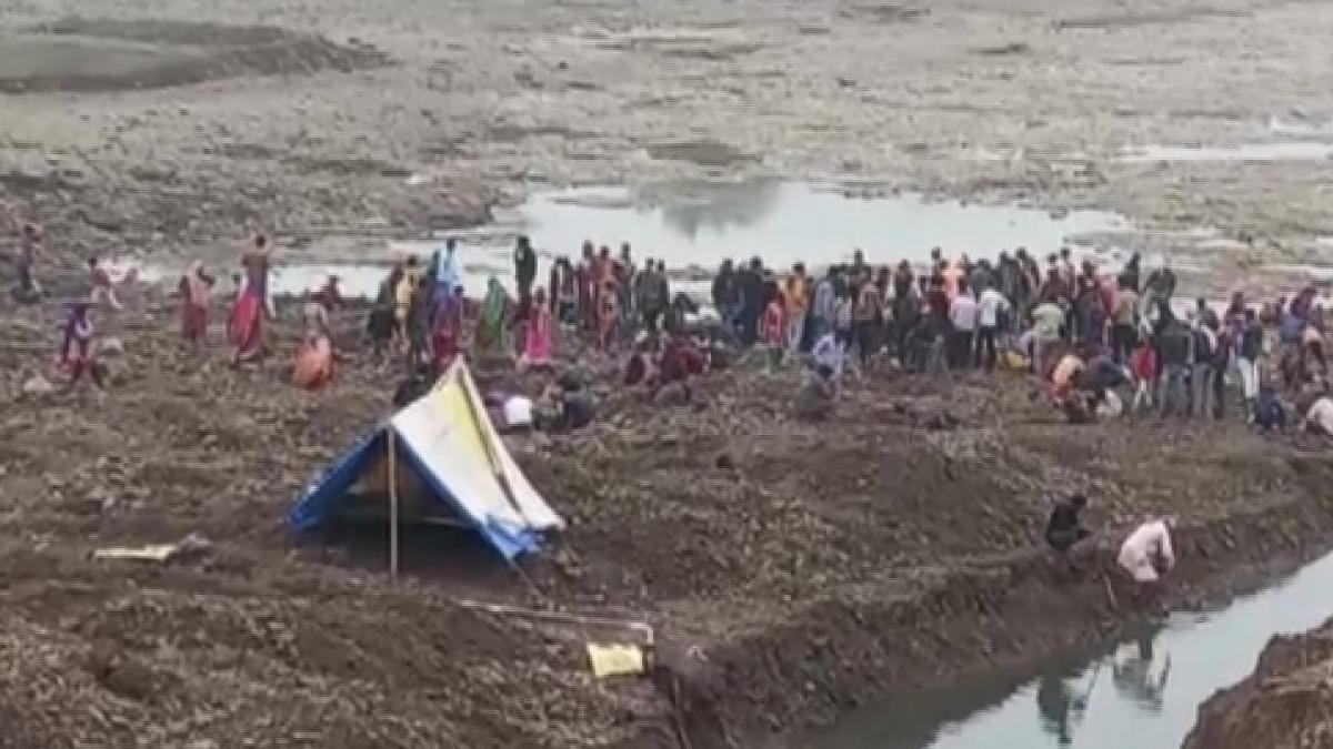 मध्य प्रदेश की नदी में सोना तलाश रहे लोग