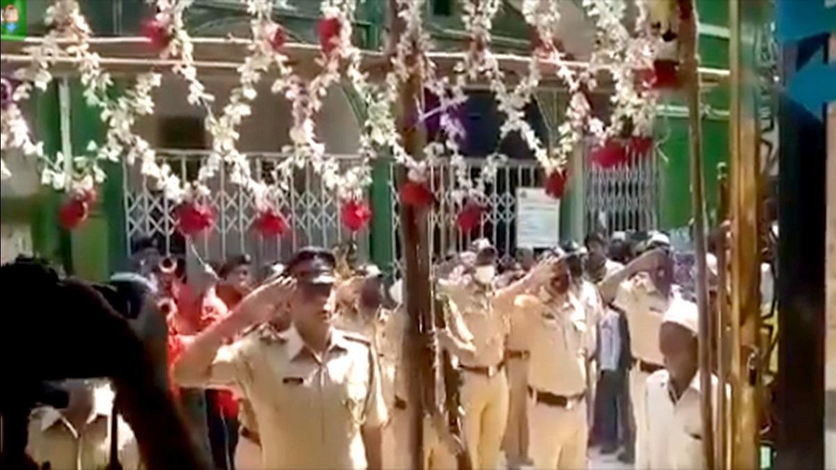 दरगाह पर मुंबई पुलिस की सलामी की असलियत (फोटो- आजतक)