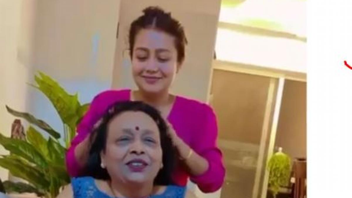 मां संग नेहा कक्कड़ 