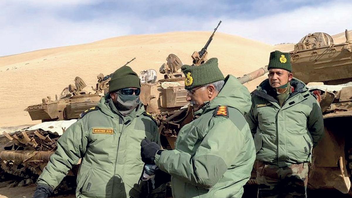 हमेशा तैयार सेना प्रमुख जनरल नरवणे (बाएं से दूसरे) अग्रिम मोर्चे के दौरे के वक्त रेचिन ला में