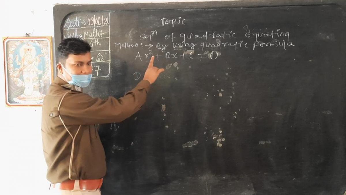 सरकारी स्कूल के बच्चों को पढ़ाते हैं गणित (फोटो- आजतक)