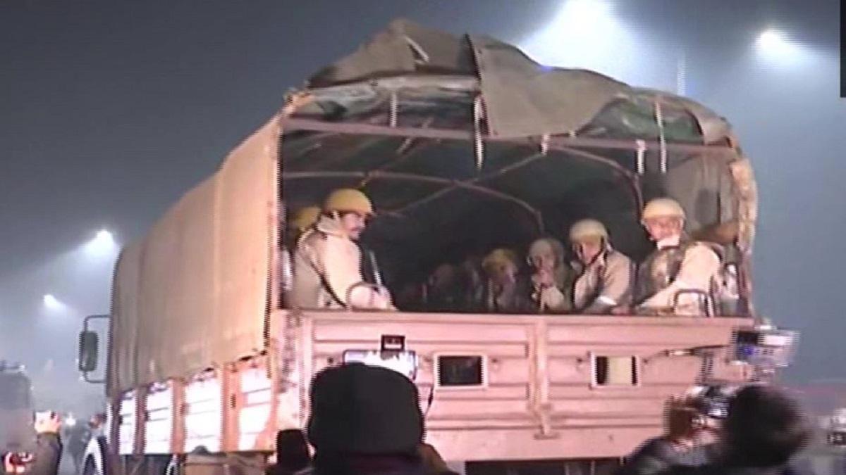 गाजीपुर बॉर्डर से लौटी पुलिस फोर्स (ANI)