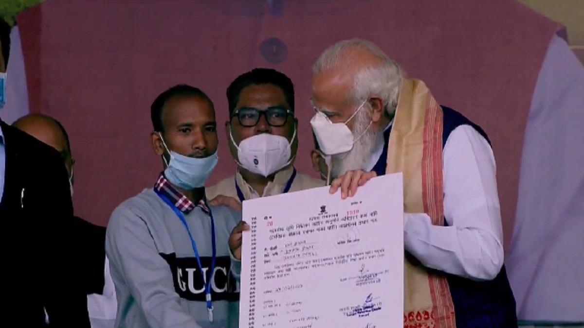 असम में कार्यक्रम के दौरान पीएम मोदी. (फोटो-ट्विटर)