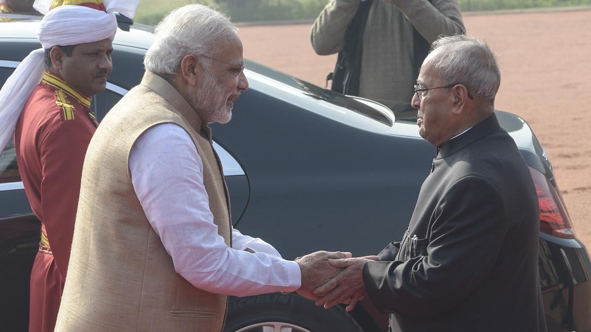 पीएम मोदी और पूर्व राष्ट्रपति प्रणब मुखर्जी (फाइल फोटो)