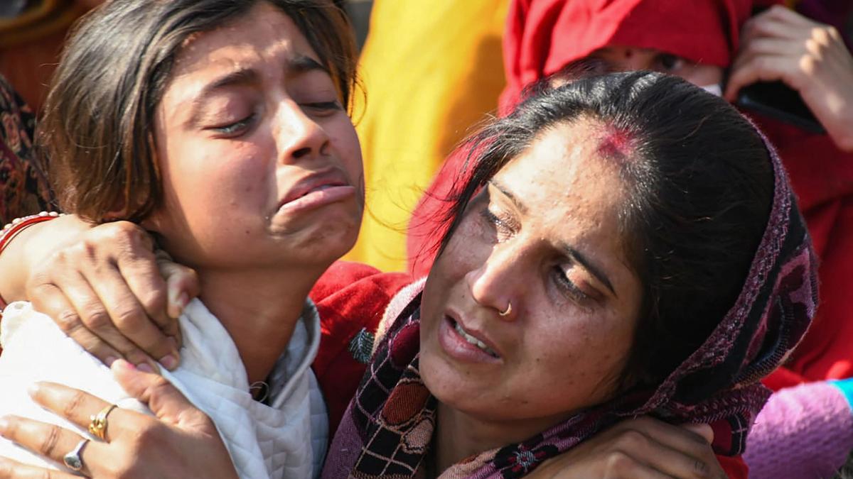 रोते-बिलखते मृतकों के परिजन (फोटो-PTI)